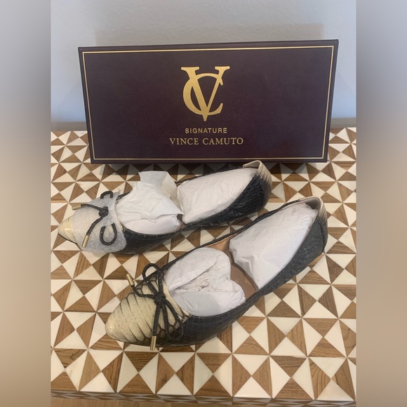 NIB Vince Camuto Signature VI- Chelsie Black-White Pepe Snake Flats - Picture 2 of 10